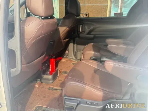 2023 Toyota Sienna 4