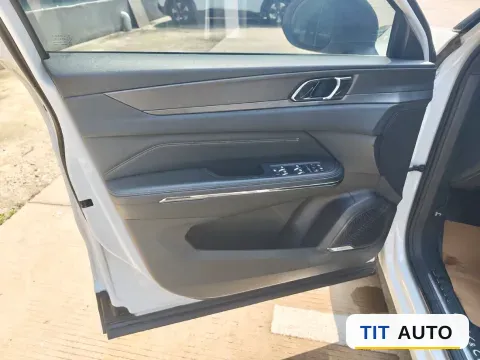 2023 LYNK&CO 08 EM-P 11